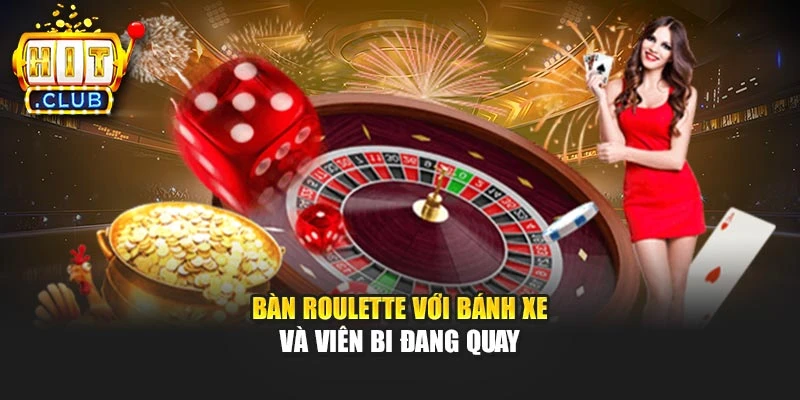 Bàn Roulette với bánh xe và viên bi đang quay